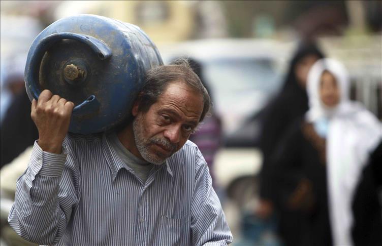 مصر تخطو نحو "الفرصة الأخيرة" بقرارات "توجع" الفقراء ( تقرير)
