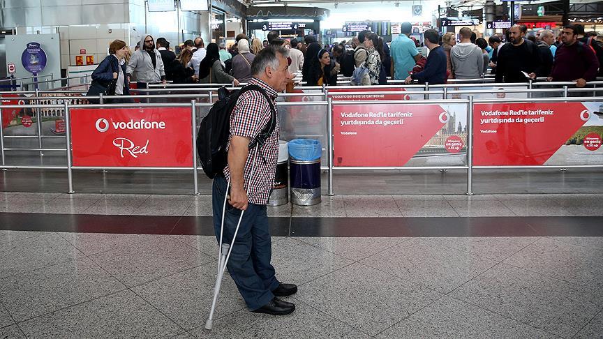 Koltuk değnekleriyle 50 ülke gezdi