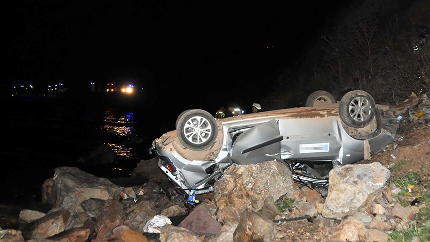 Kocaeli'de hafif ticari araç denize devrildi: 1 ölü