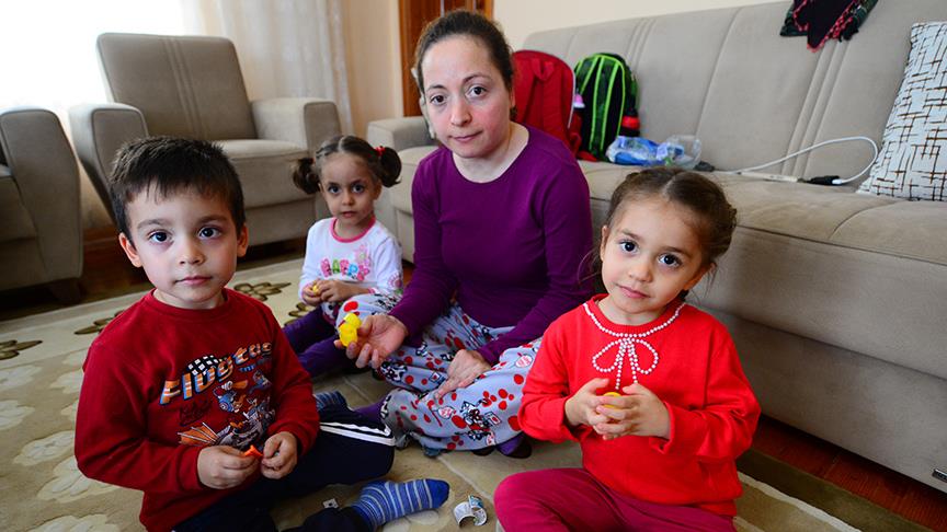 Üçüzlerinin verdiği güçle ayağa kalkmayı başardı