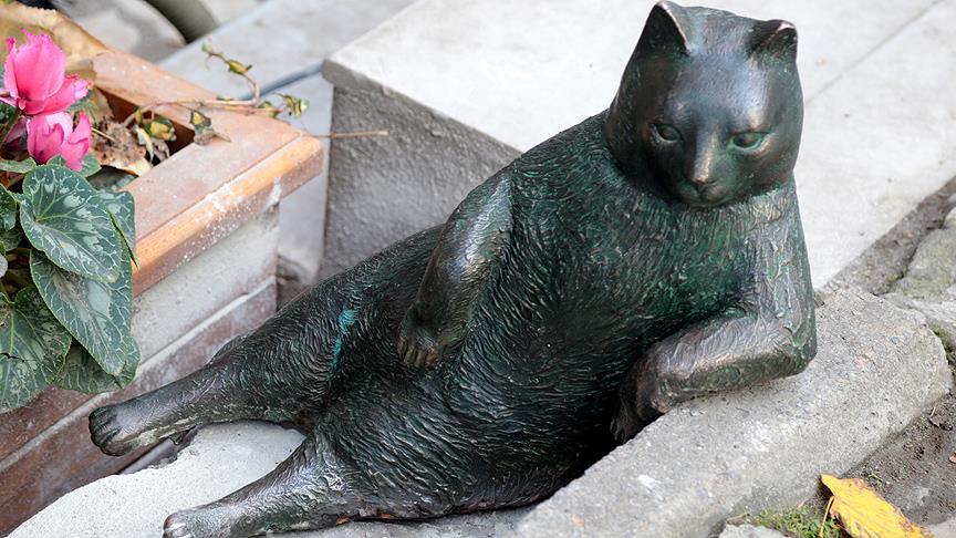 Kadıköy'deki kedi Tombili'nin heykeli yeniden yerine koyuldu