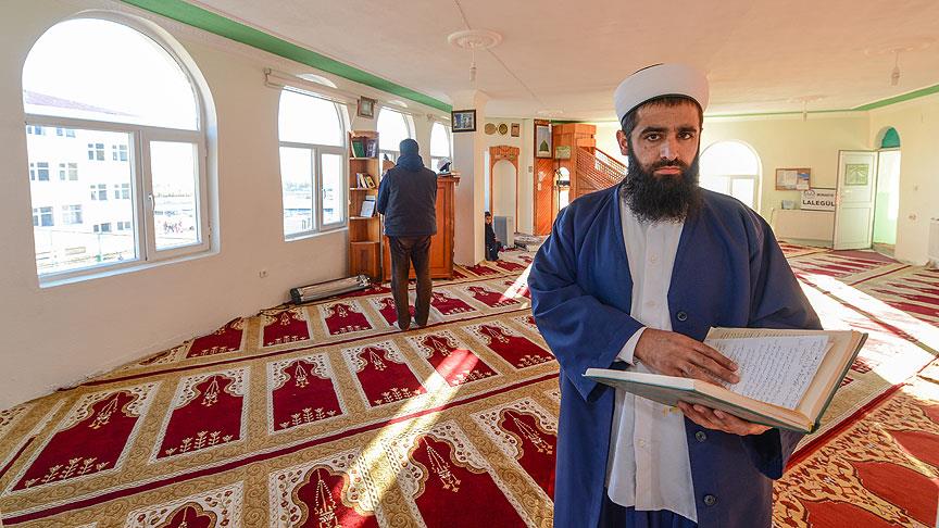 Evini satarak yaptırdığı caminin imamı oldu