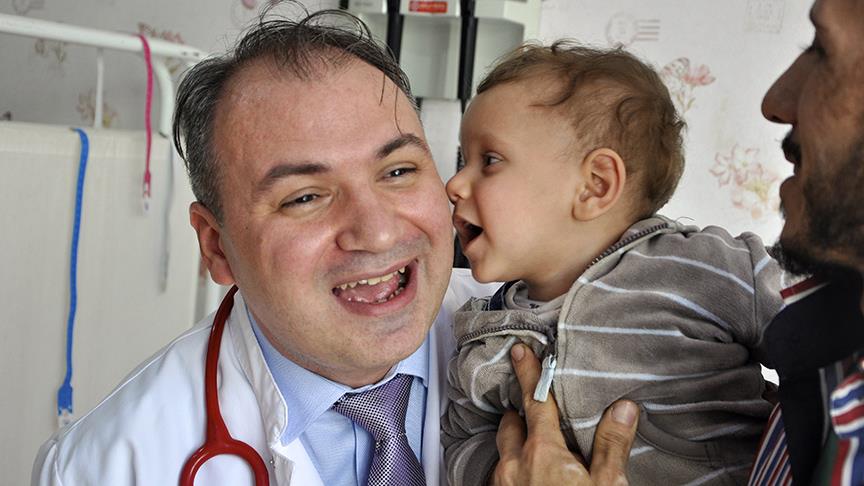Suriyeli minik Halil Türkiye'de şifa buldu 