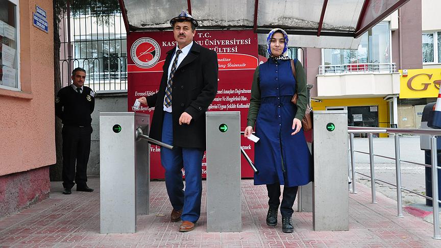 Kızıyla aynı üniversitede okuyor