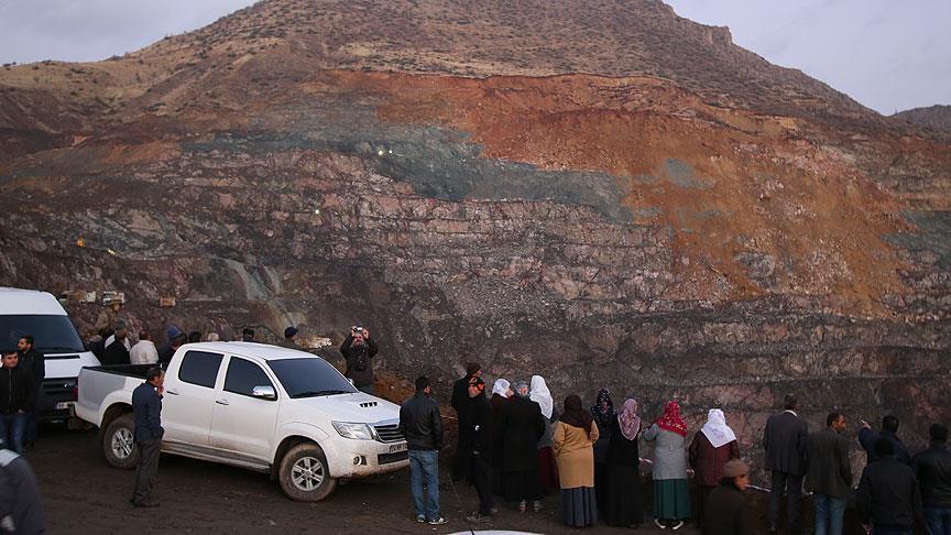 В Турции тринадцать горняков остаются под завалами в шахте