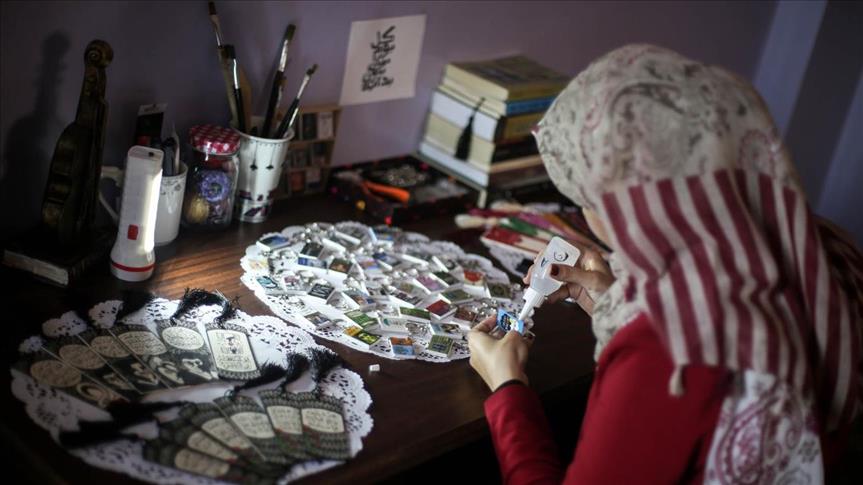 غلاف كتاب على ميدالية.. فنٌ في غزة تشجيعا للقراءة وطلبا للرزق (تقرير)