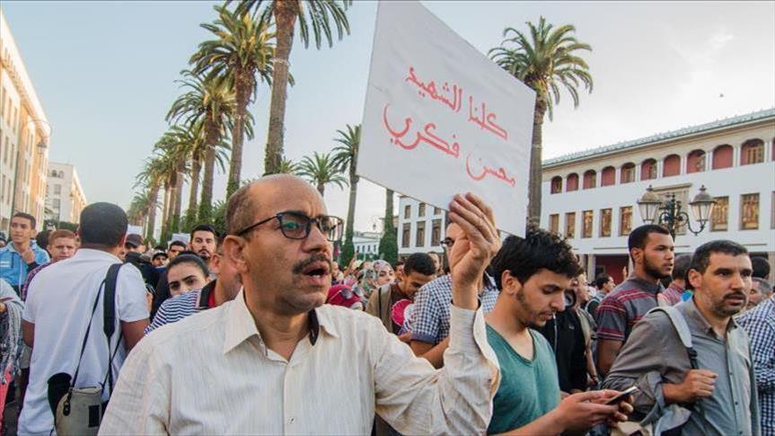 المغرب..آلاف المحتجين يوقّعون لوحة "كلنا محسن فكري"