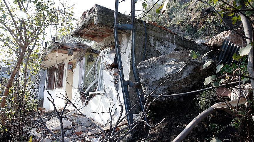 Trabzon'da evin üzerine kaya düştü