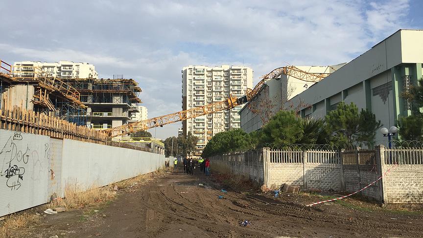 Şiddetli rüzgar kule vinci okulun üzerine devirdi