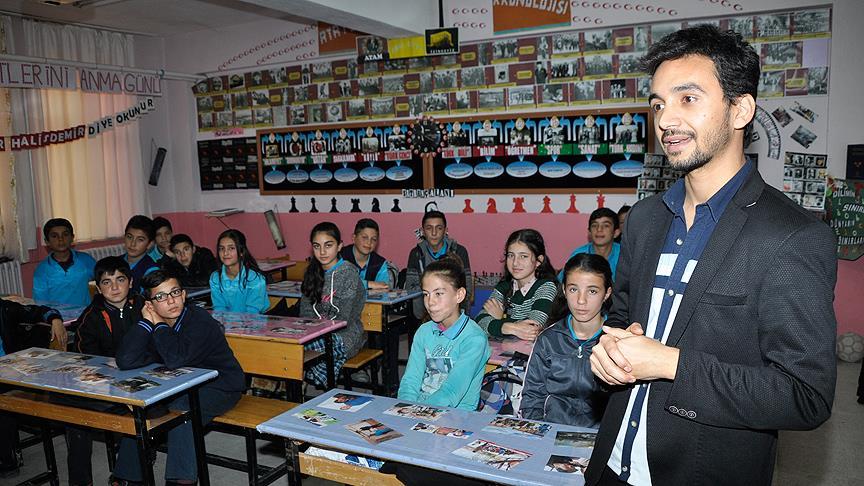 Dil bilgisini müziğin dili ile öğretiyor