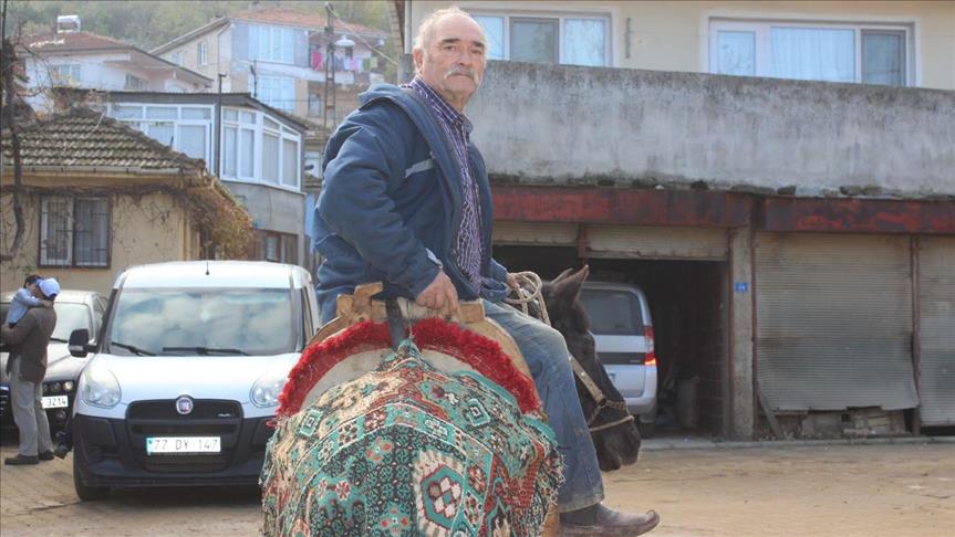 أهالي قرية تركية يمتطون الخيل على طريقة "جحا"  