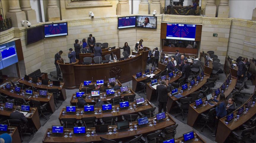 Colombian lawmakers approve peace deal with FARC