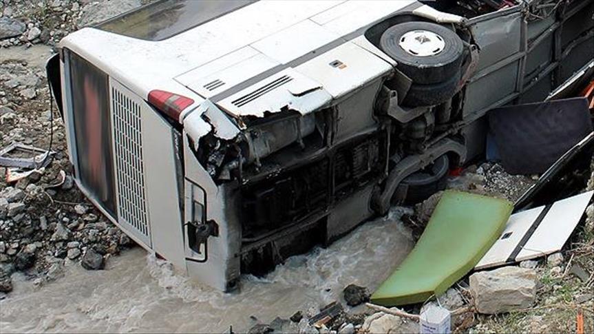 18 die in central China after bus plunges into lake