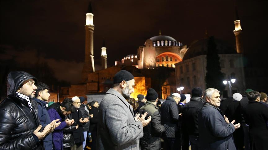 اقامه نماز تهجد برای مسلمانان غزه٬ حلب و آراکان در استانبول