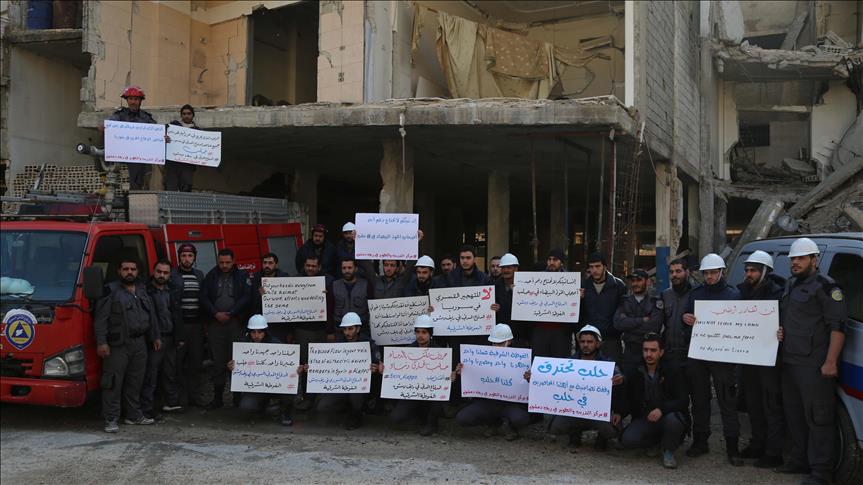 وقفة احتجاجية للدفاع المدني في غوطة دمشق المحاصرة من أجل حلب 