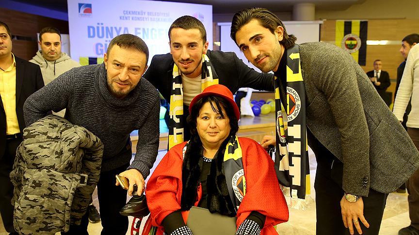 Fenerbahçeli futbolcular engelli gençlerle buluştu