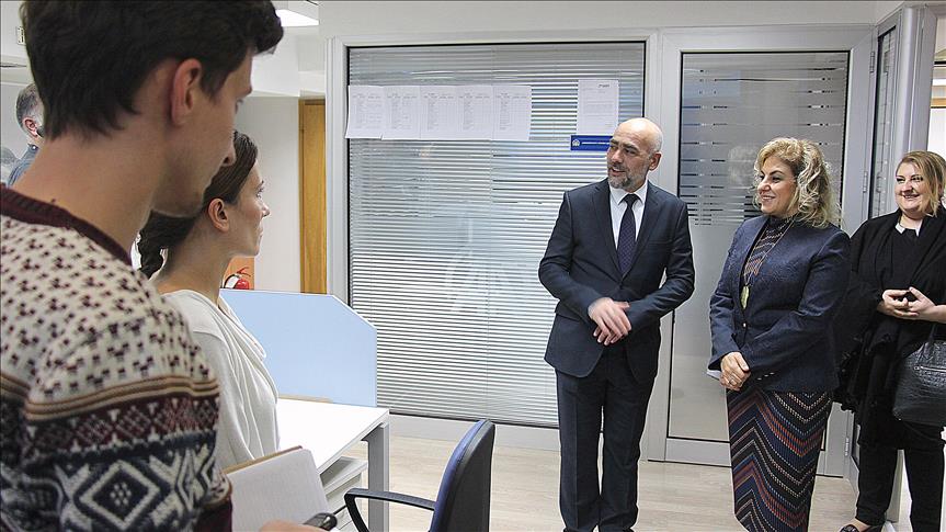 Ambasadorja turke në Shkup Kara viziton zyrën e AA-së