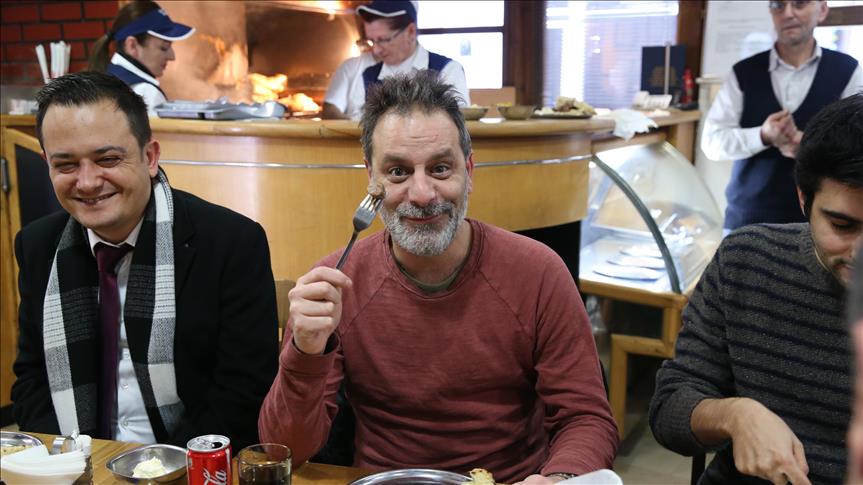 Rustem-paša prošetao Baščaršijom: Glumac Ozan Guven probao ćevapčiće i fotografisao se s fanovima