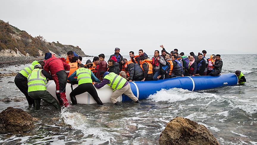 Hundreds of refugees, migrants arrive on Greek island