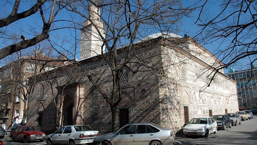 Duvar süslemeleri yanlışlıkla boyanan tarihi cami yardım bekliyor