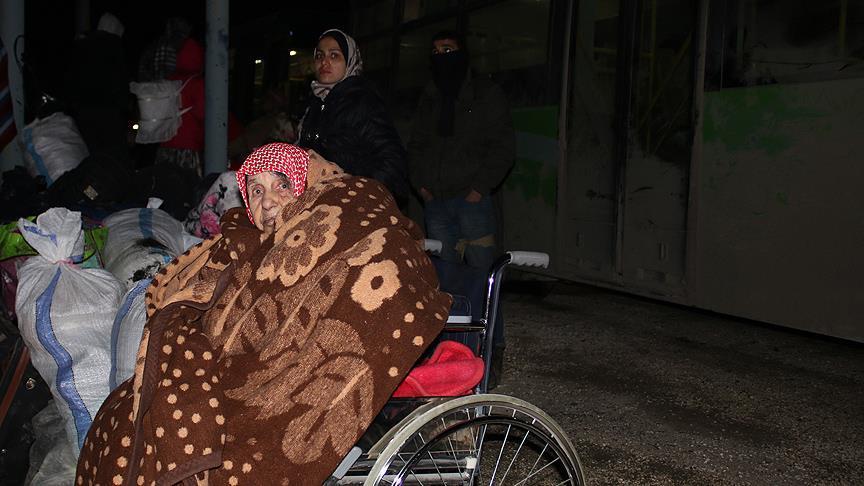 Три колонны с эвакуированными из Алеппо достигли Идлиба