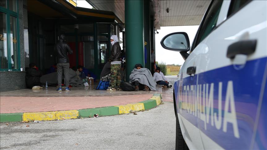 Hungary police block more than 100 illegal refugees