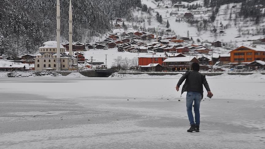 Uzungöl'ün yüzeyi buz tuttu
