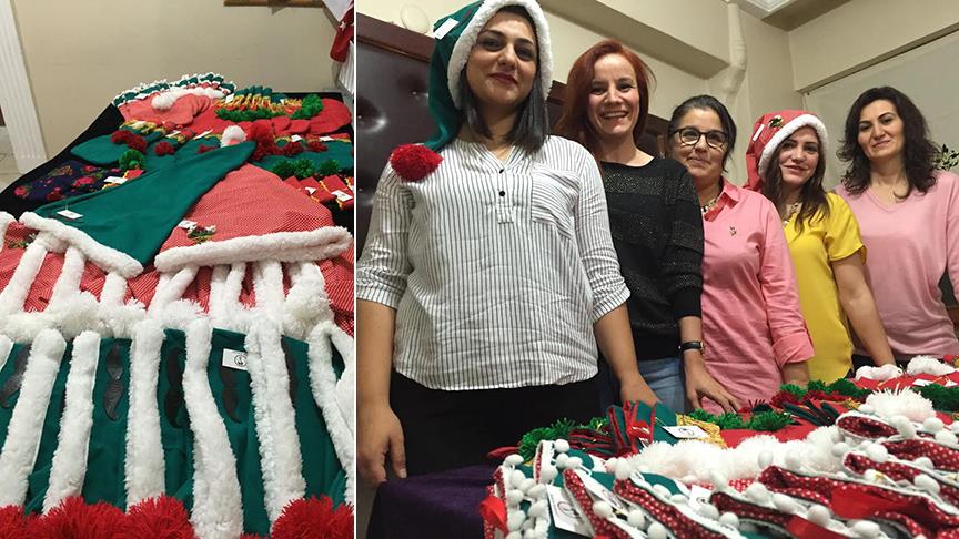 Ev hanımları ABD'ye Noel şapkası yapıyor