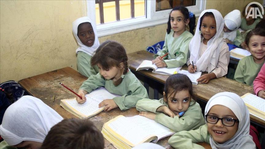 من السودان.. أطفال سوريا "يكتشفون" المدرسة بعيدا عن الوطن 