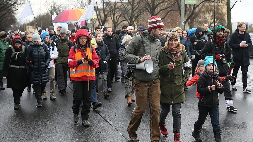 Activists begin march from Berlin to Aleppo