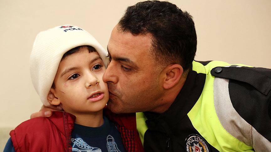 polis amcam usuyor diye aglayan cocuk