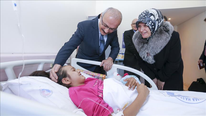 Bakan Elvan'dan 'moyamoya' hastası Rümeysa'ya moral ziyareti