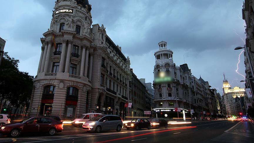 Madrid hit by pollution, restricts thousands of cars