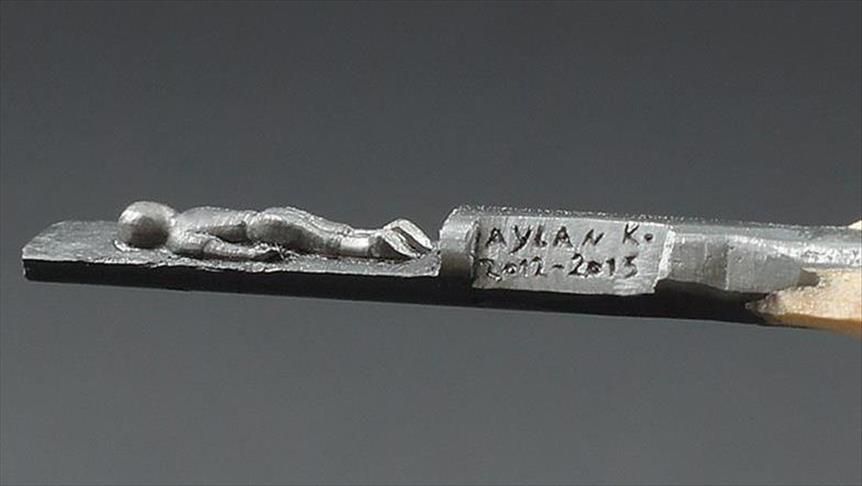 صورة مجسمة للطفل "أيلان" على رأس قلم الرصاص