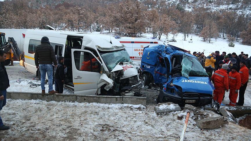 Çorum'da askeri araçla minibüs çarpıştı: 2 şehit, 14 yaralı