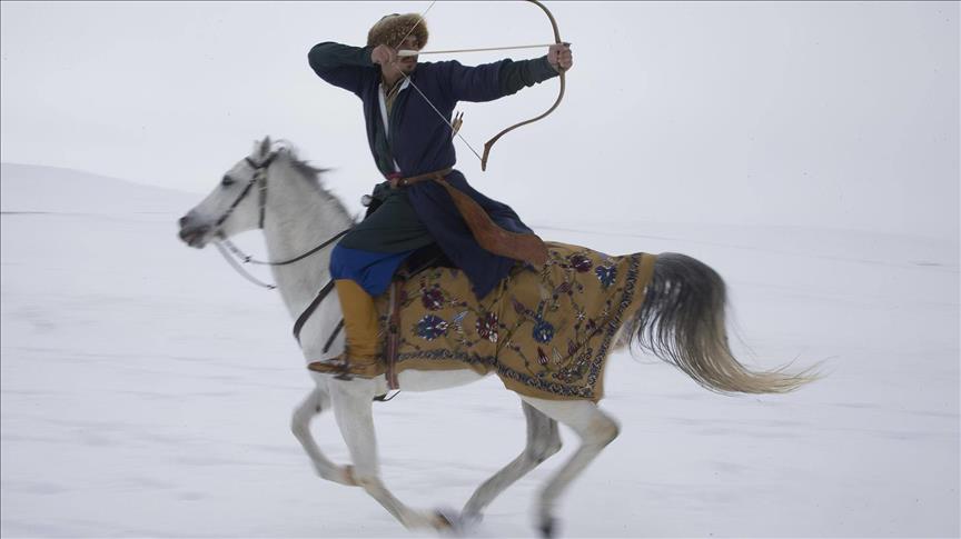 Турецкий конный лучник тренируется, несмотря на снег