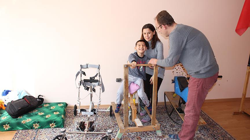 Cocugu Icin Tahtadan Fizik Tedavi Aletleri Yapti