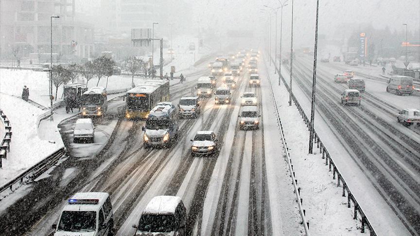 В Стамбуле из-за снегопада сократили рабочий день