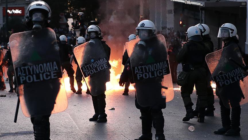 Atina'da polislere silahlı saldırı 