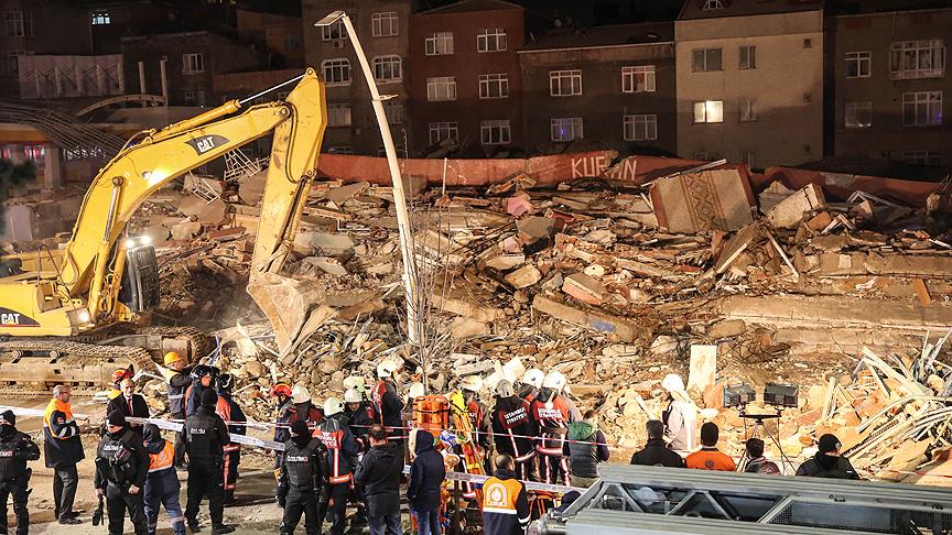 Zeytinburnu'nda bina çöktü