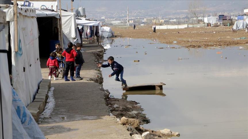 في مخيم عشوائي للاجئين شرقي لبنان.. التلوث يهدد حياة الأطفال