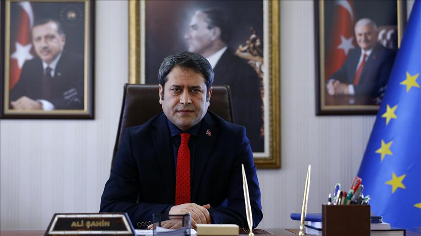 Pakistanis hail Turkish deputy minister's good deed
