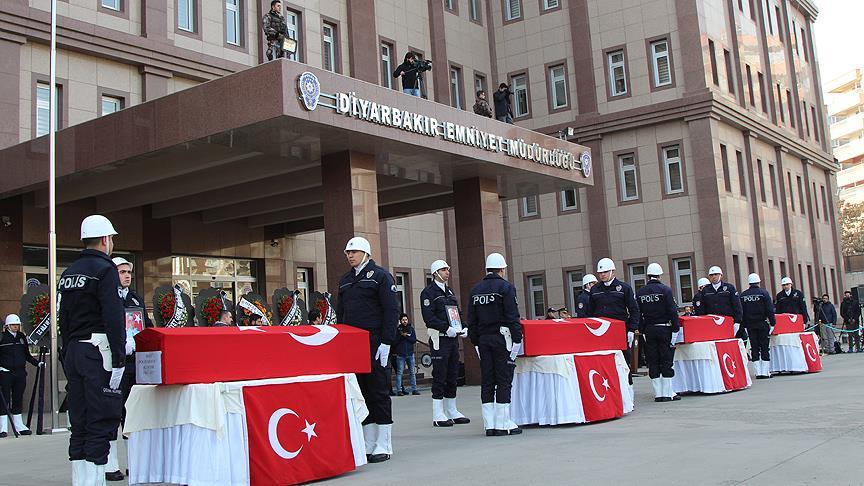 Diyarbakır'daki saldırıda şehit olan polisler için tören düzenlendi