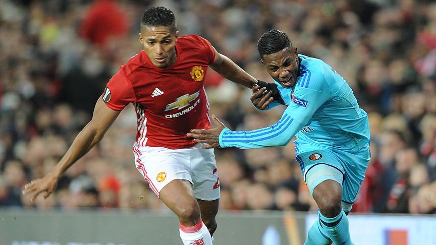 Valencia, 1 yıl daha Manchester United'da