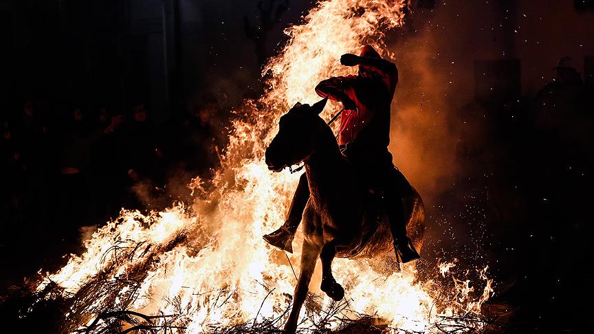 İspanya'da  300 yıllık gelenek: Atlar ateş üstünde 'günahlarından arındı'