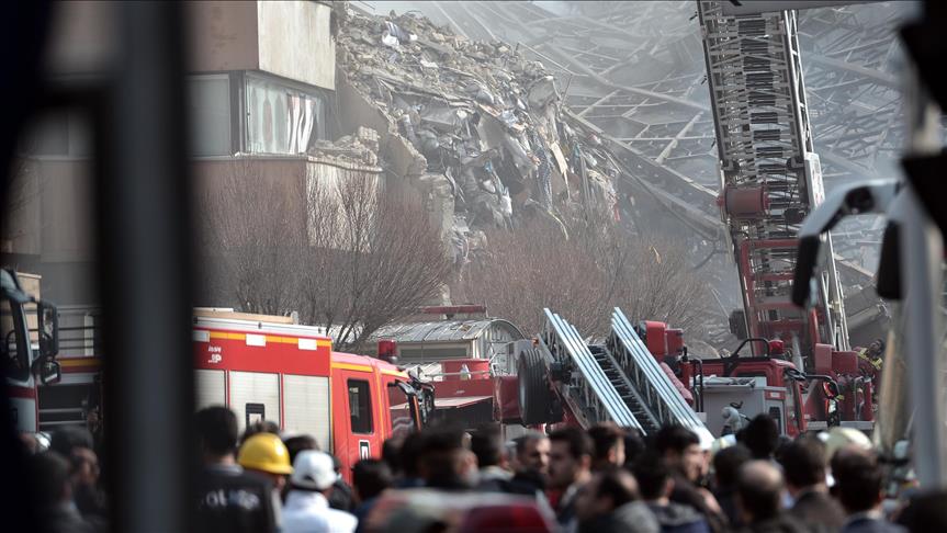 Под завалами высотного здания в Тегеране остаются 30 пожарных 