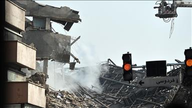 ساختمان قدیمی در پایتخت ایران بر اثر آتش سوزی فرو ریخت