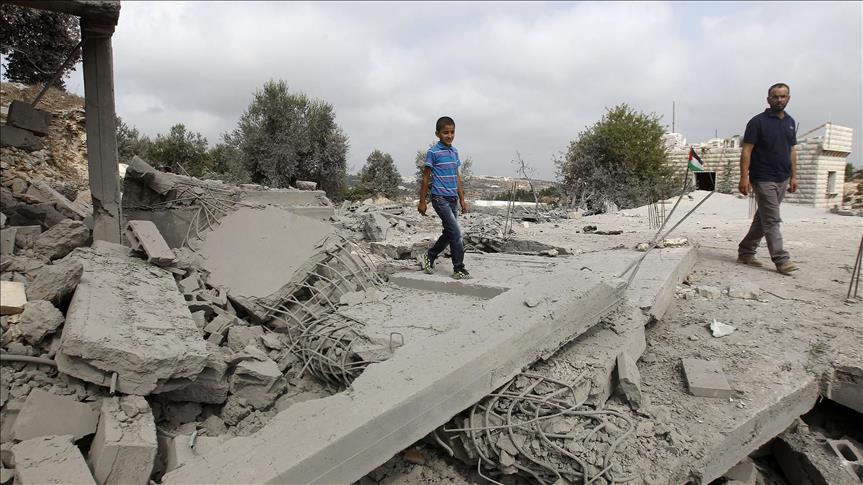 Resourceful Palestinian turns wastepaper to bricks