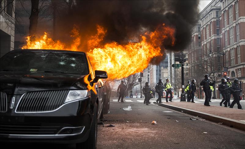 إصابة 6 من الشرطة وتوقيف 217 متظاهرًا ضد ترامب بواشنطن