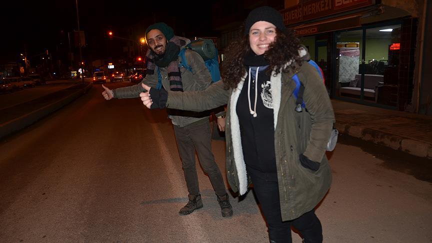 Otostopla Türkiye turundaki 'rotasız gezginler'